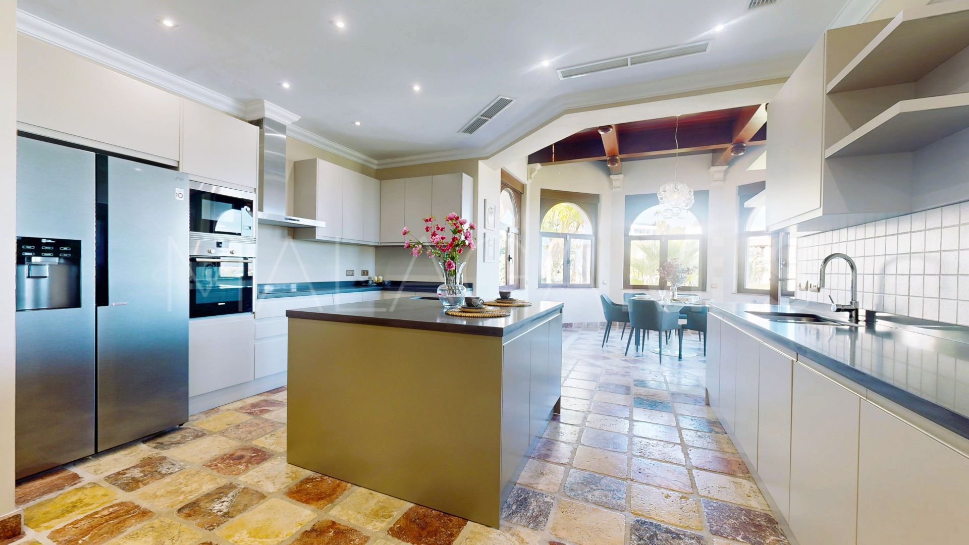 Villa in Altos del Paraiso for sale