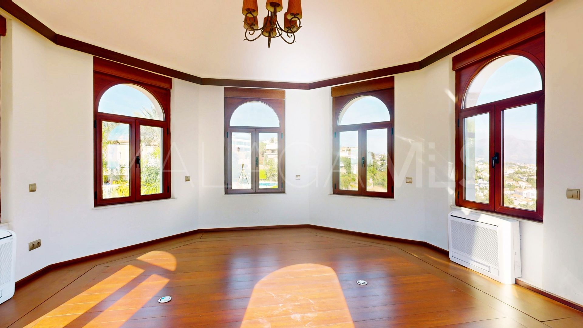 Villa in Altos del Paraiso for sale