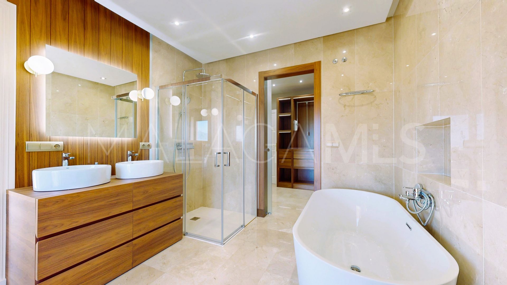 Villa in Altos del Paraiso for sale