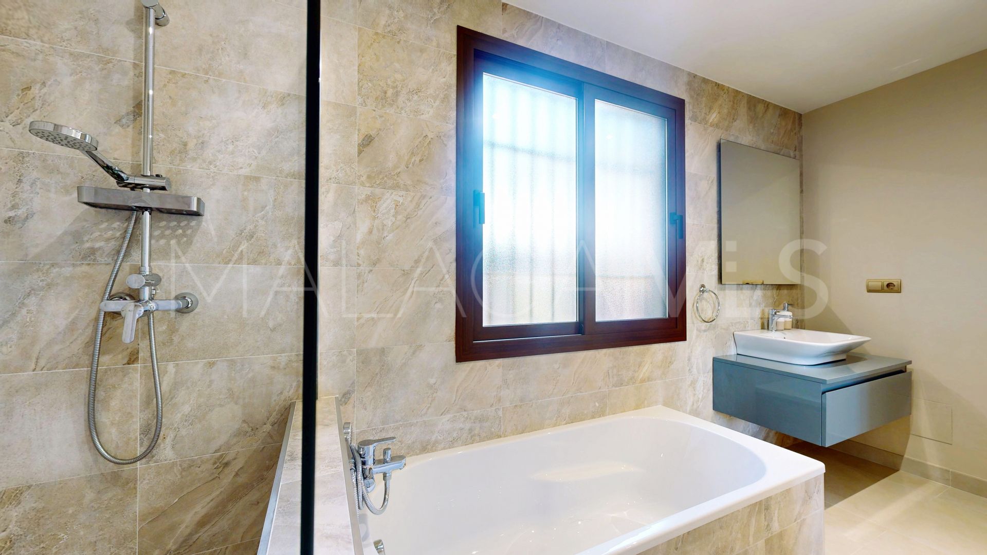 Villa in Altos del Paraiso for sale