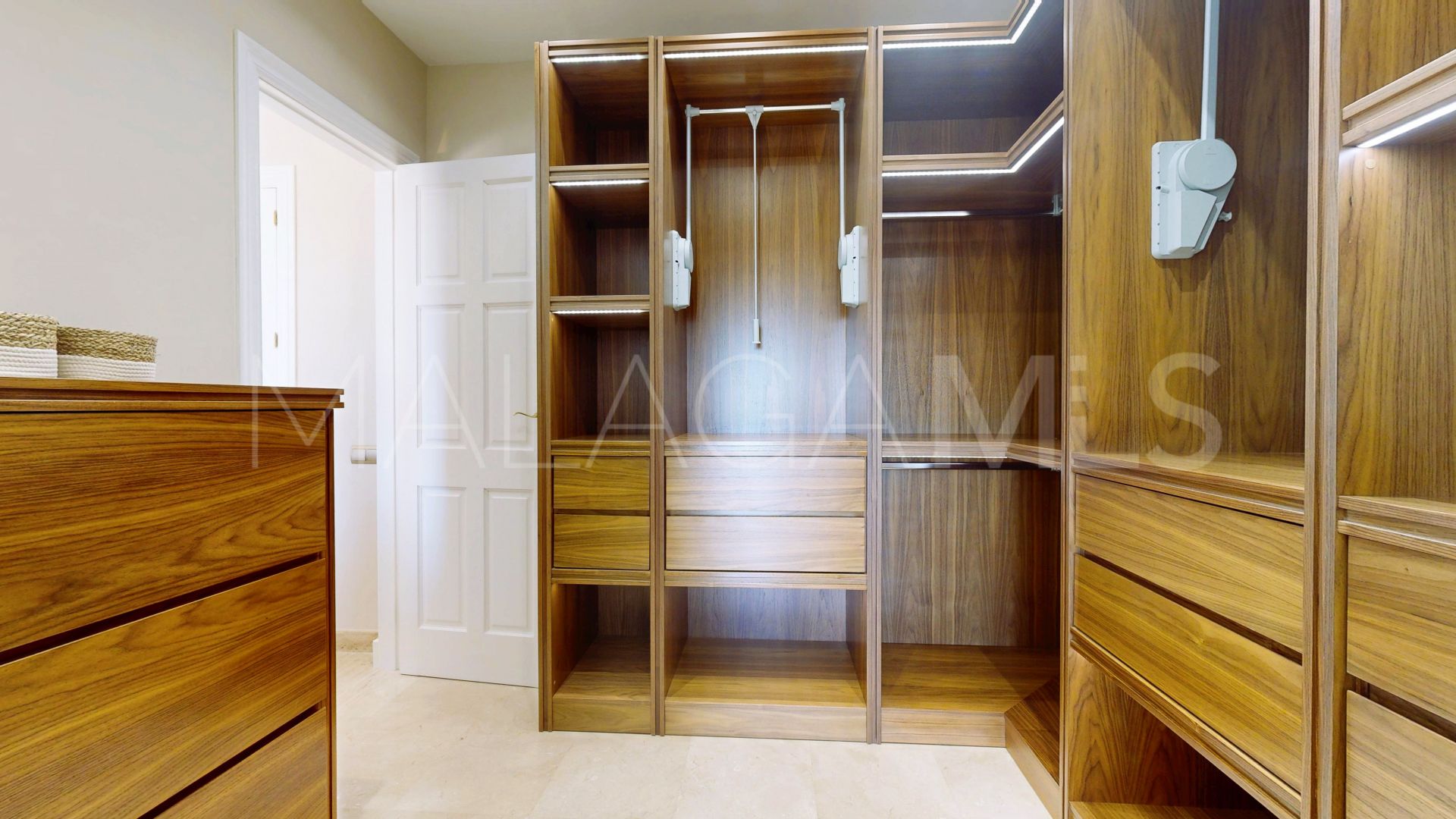 Villa in Altos del Paraiso for sale