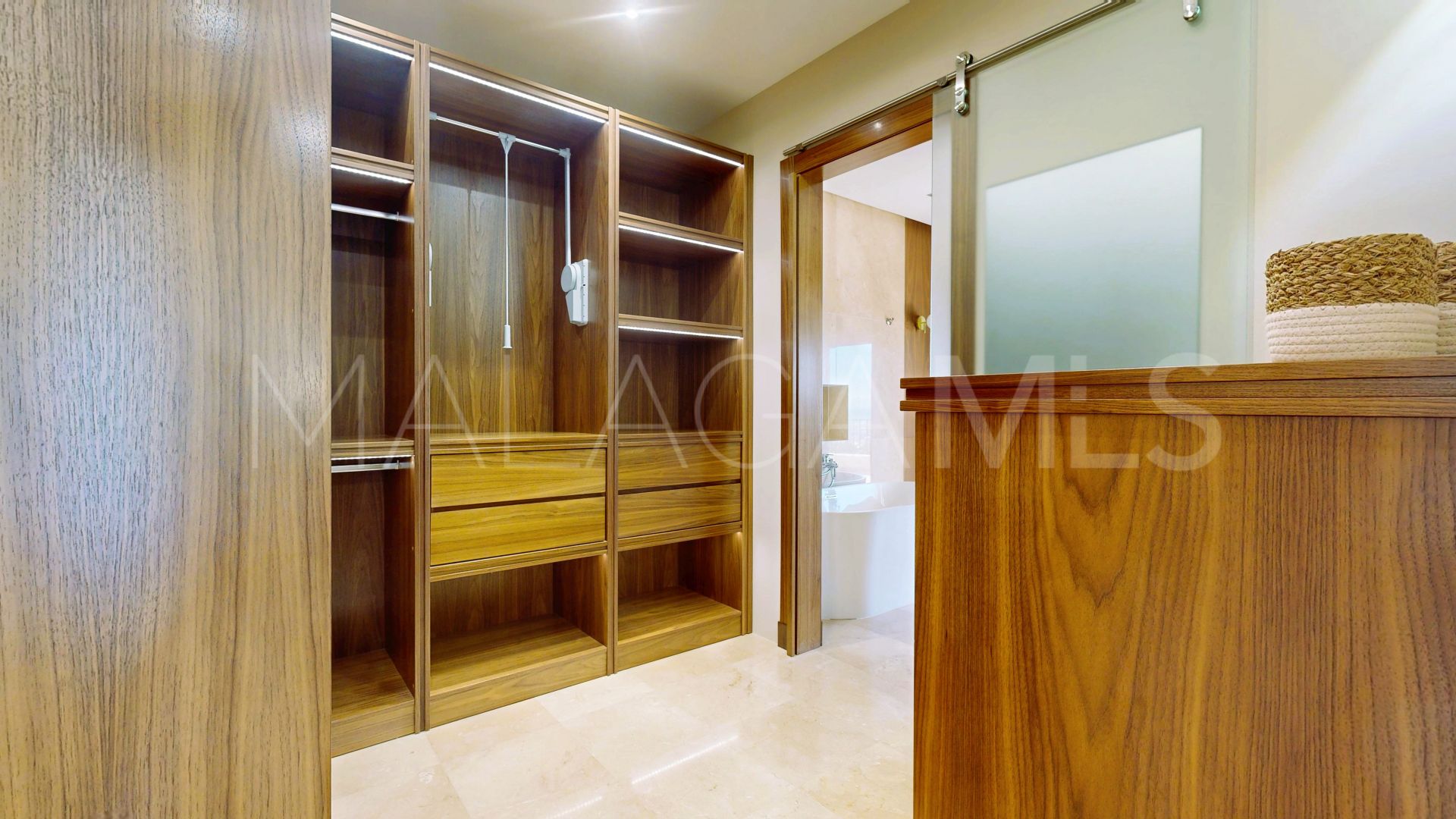 Villa in Altos del Paraiso for sale