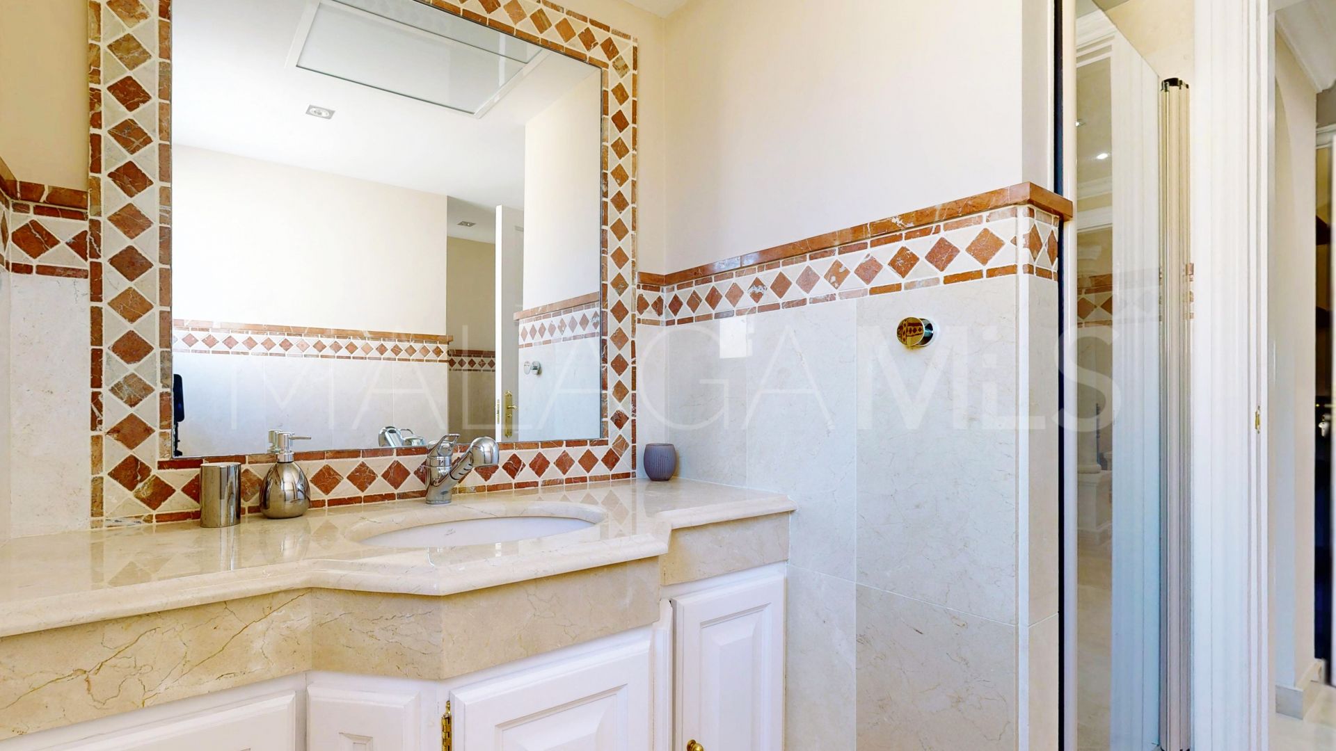 Villa in Altos del Paraiso for sale