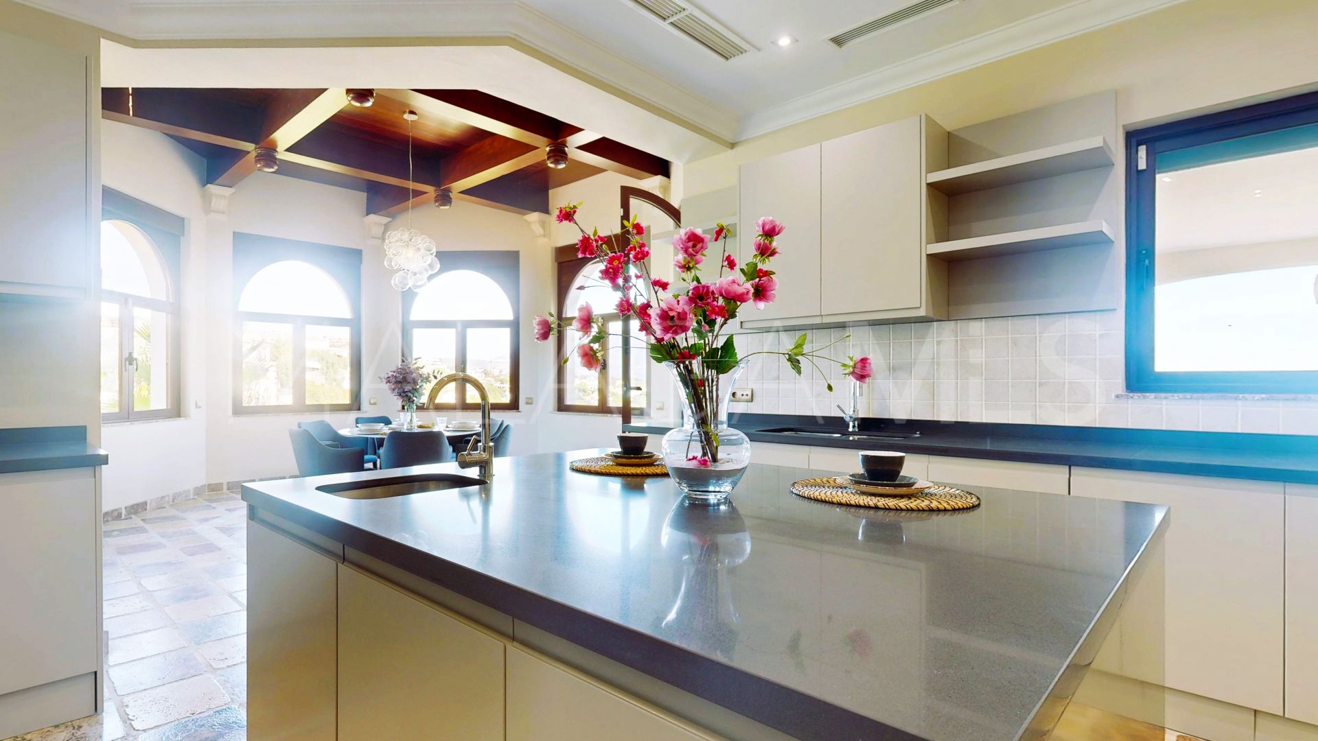 Villa in Altos del Paraiso for sale