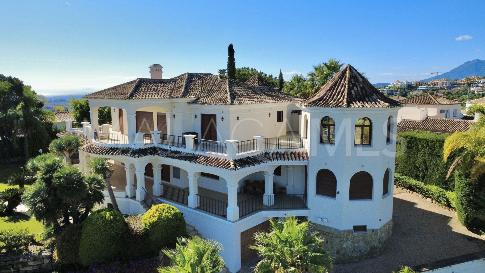 Villa for sale in Altos del Paraiso