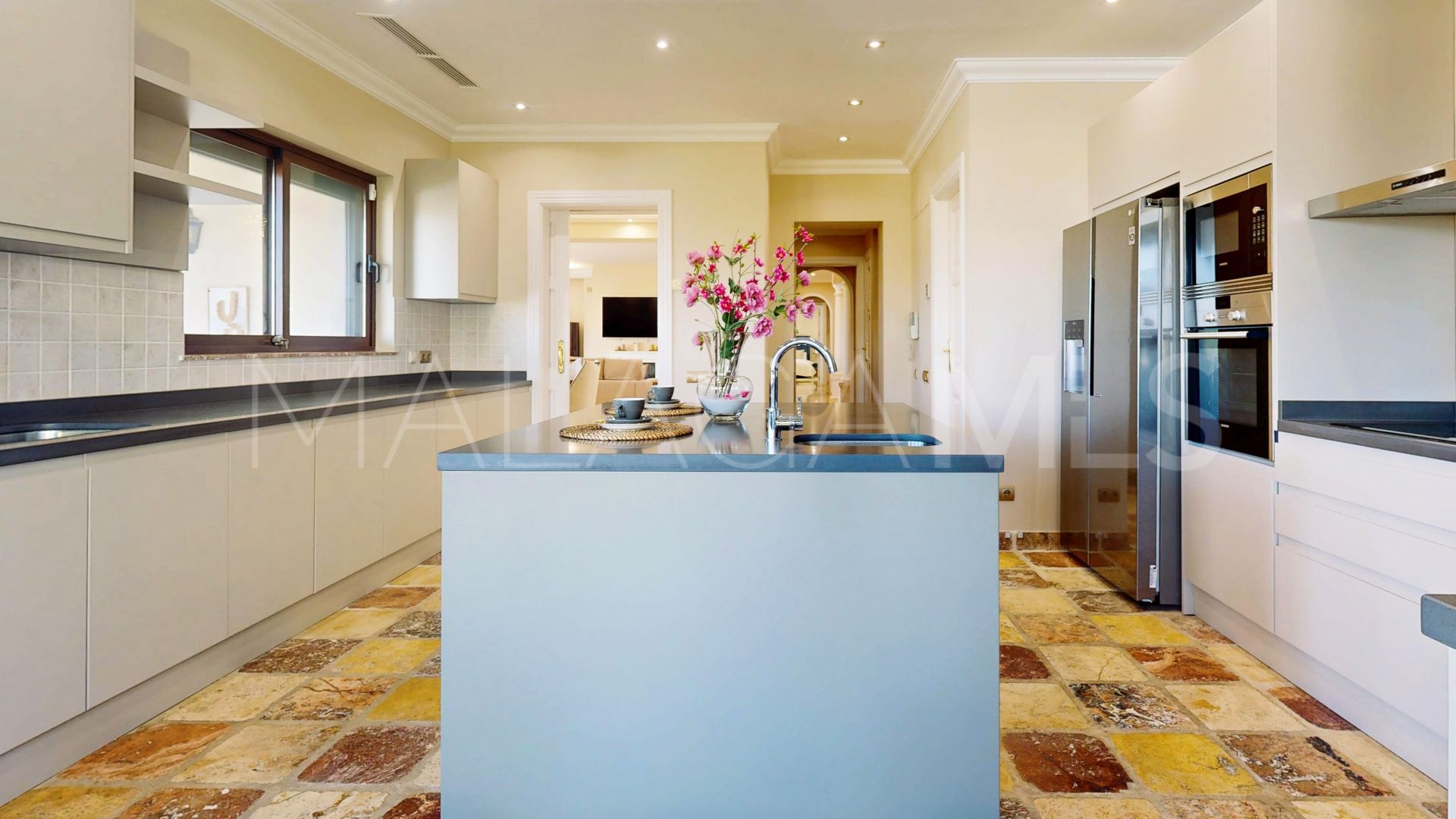 Villa in Altos del Paraiso for sale