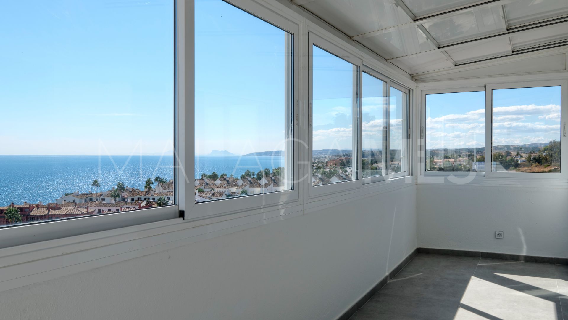 Zweistöckiges penthouse for sale in Bahía de Estepona