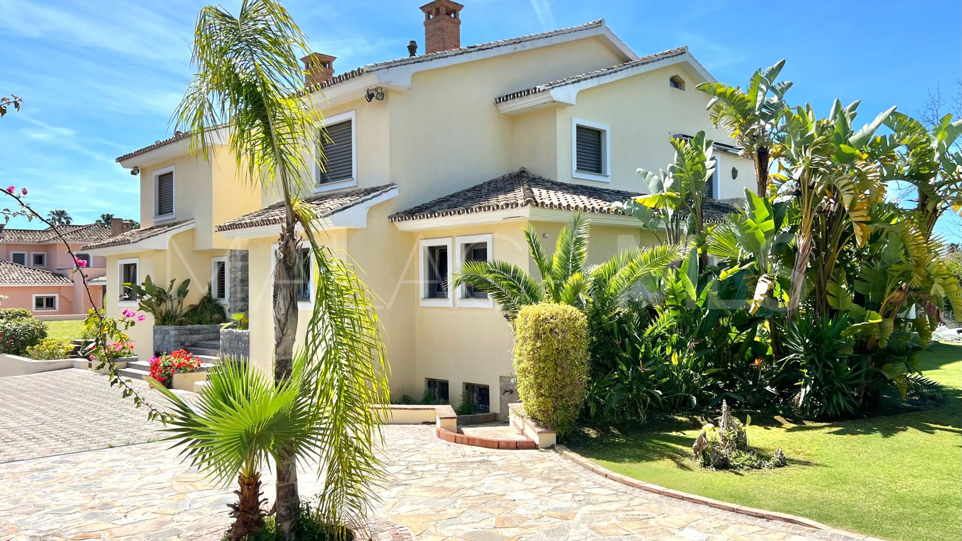 Villa for sale in Guadalmina Baja