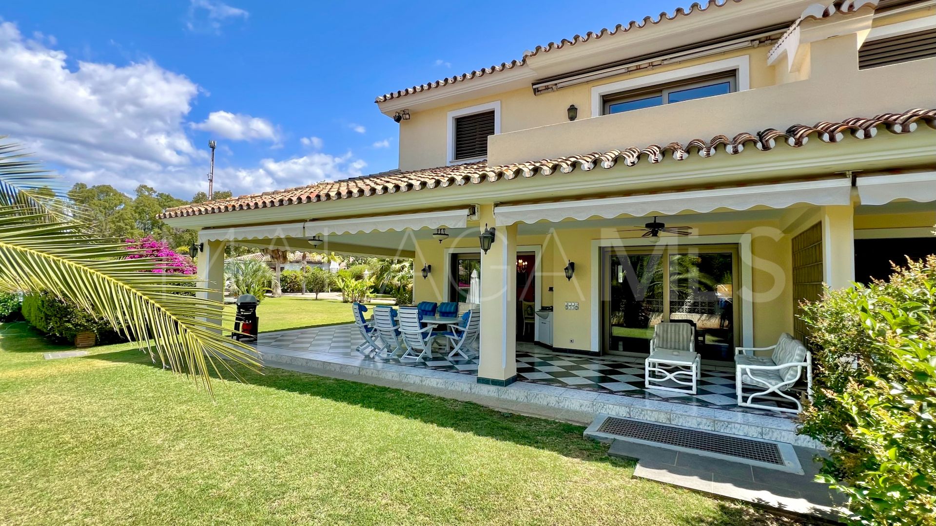 Villa for sale in Guadalmina Baja