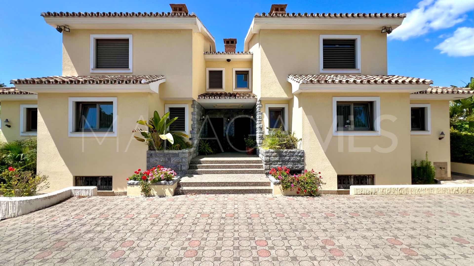 Villa for sale in Guadalmina Baja