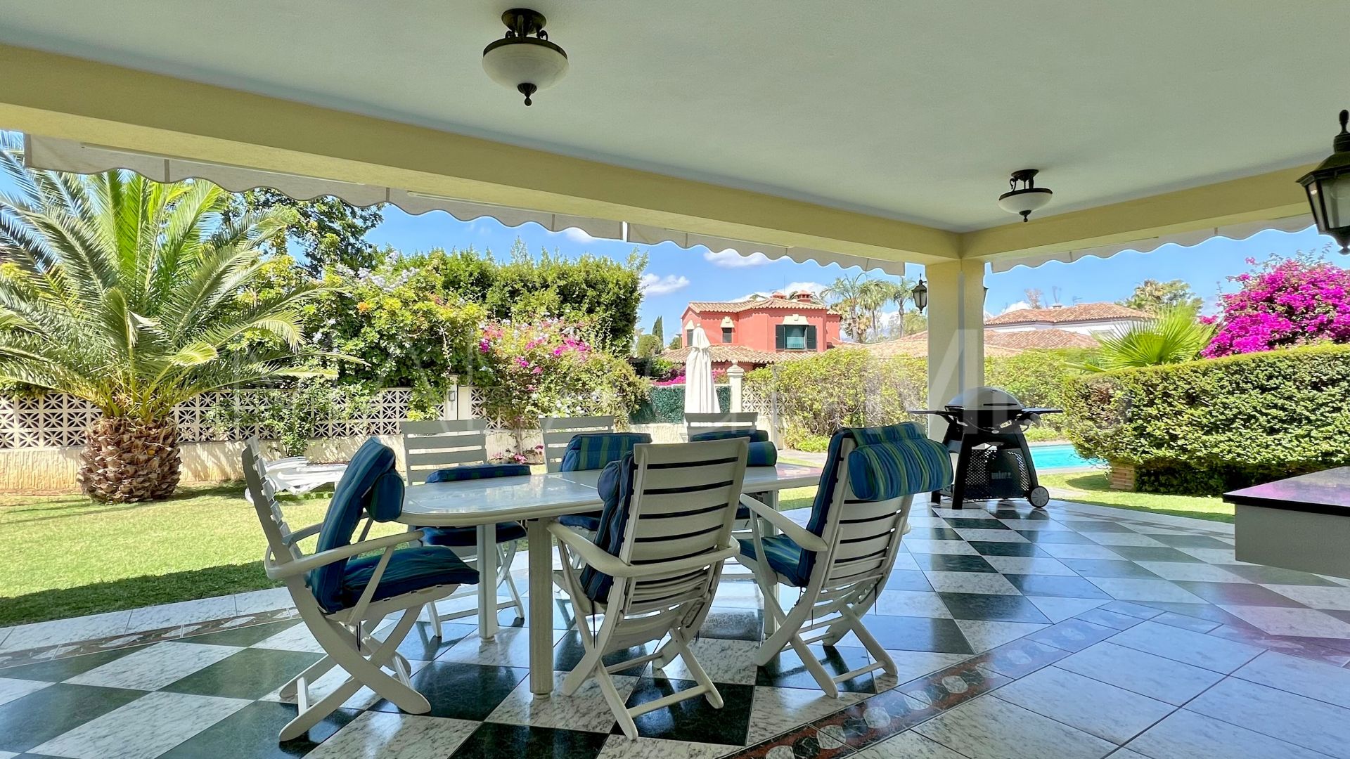 Villa for sale in Guadalmina Baja