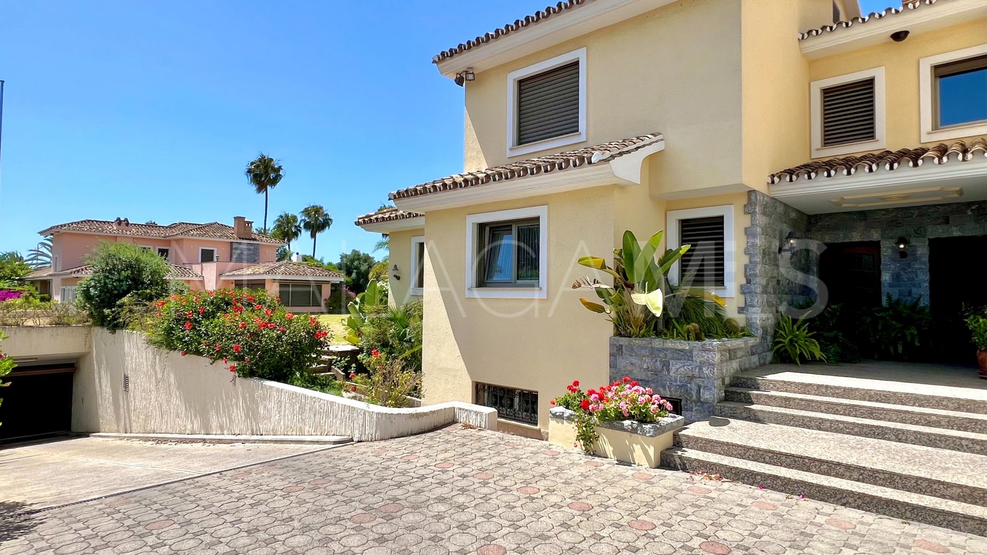 Villa for sale in Guadalmina Baja