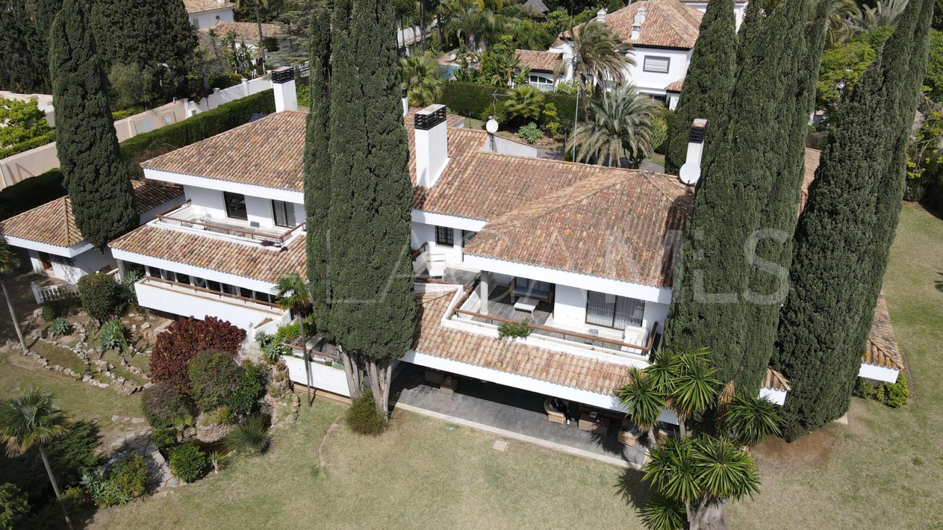 Villa for sale in Guadalmina Baja