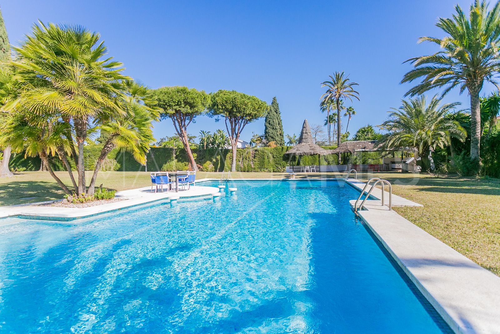 Villa for sale in Guadalmina Baja