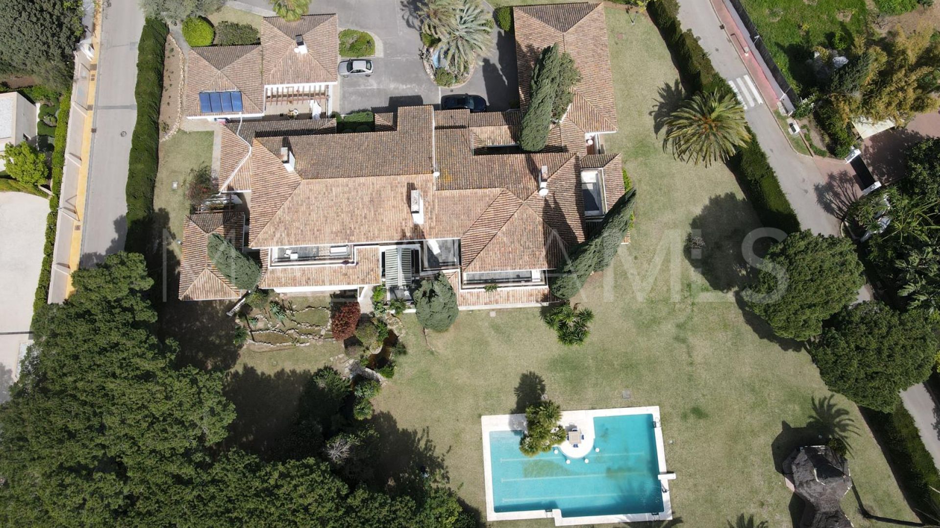 Villa for sale in Guadalmina Baja