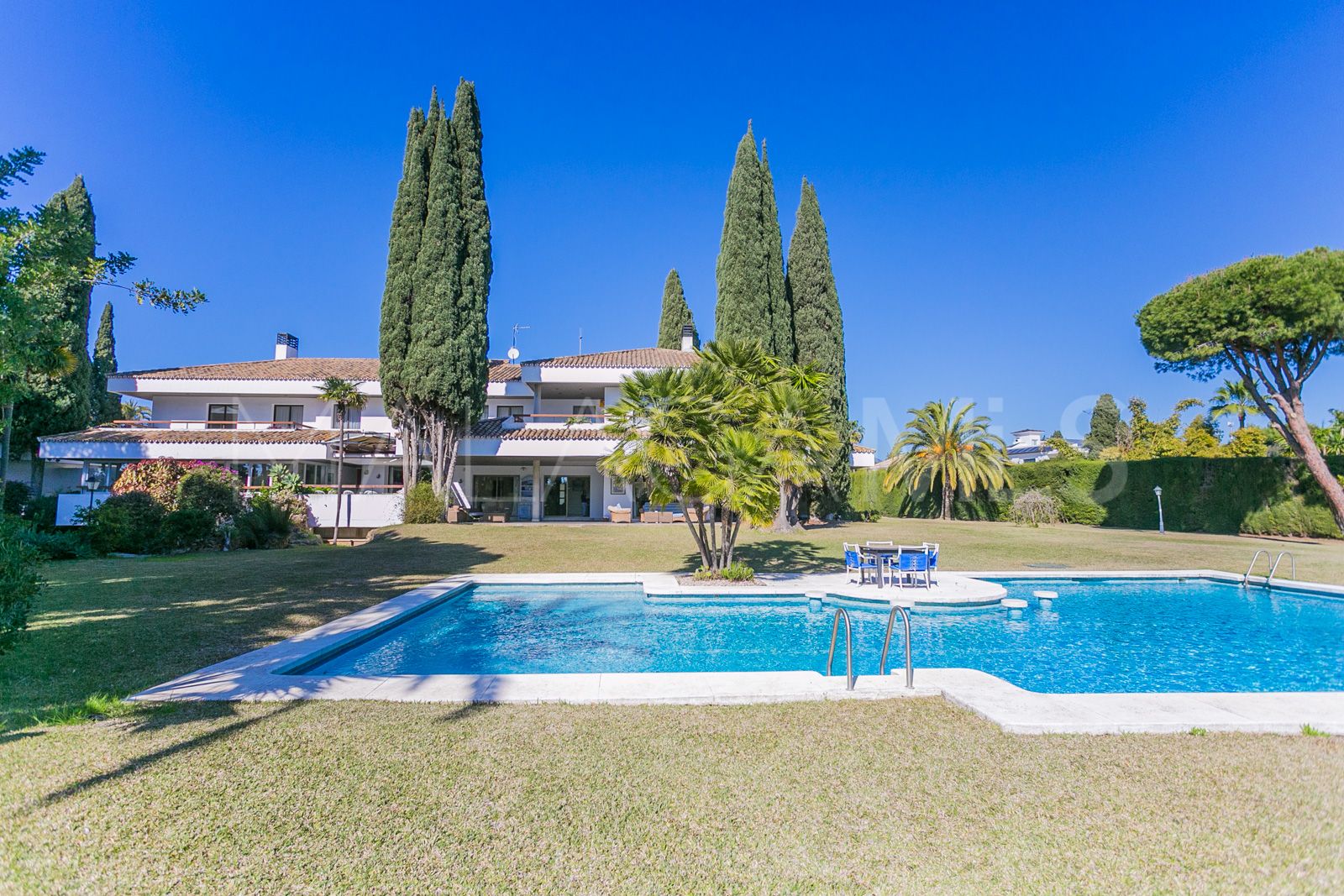 Villa for sale in Guadalmina Baja