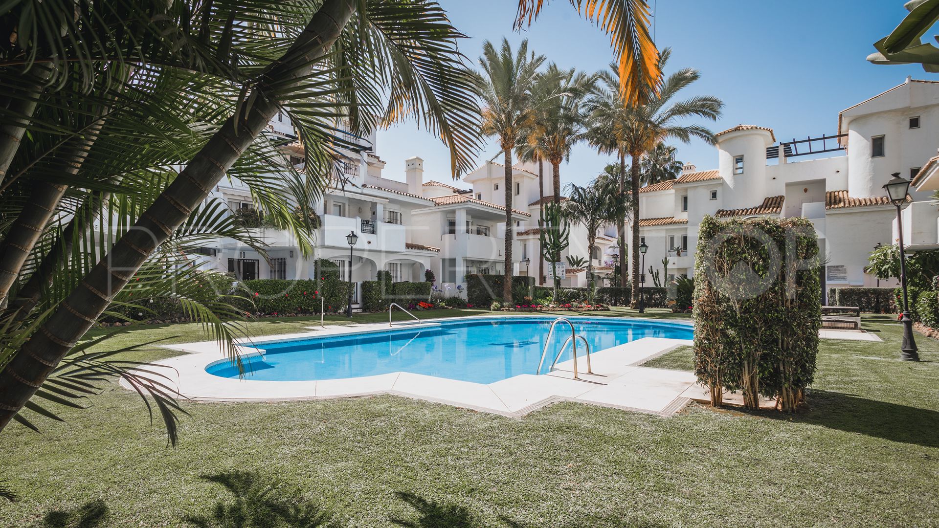 For sale apartment in Los Naranjos de Marbella with 2 bedrooms