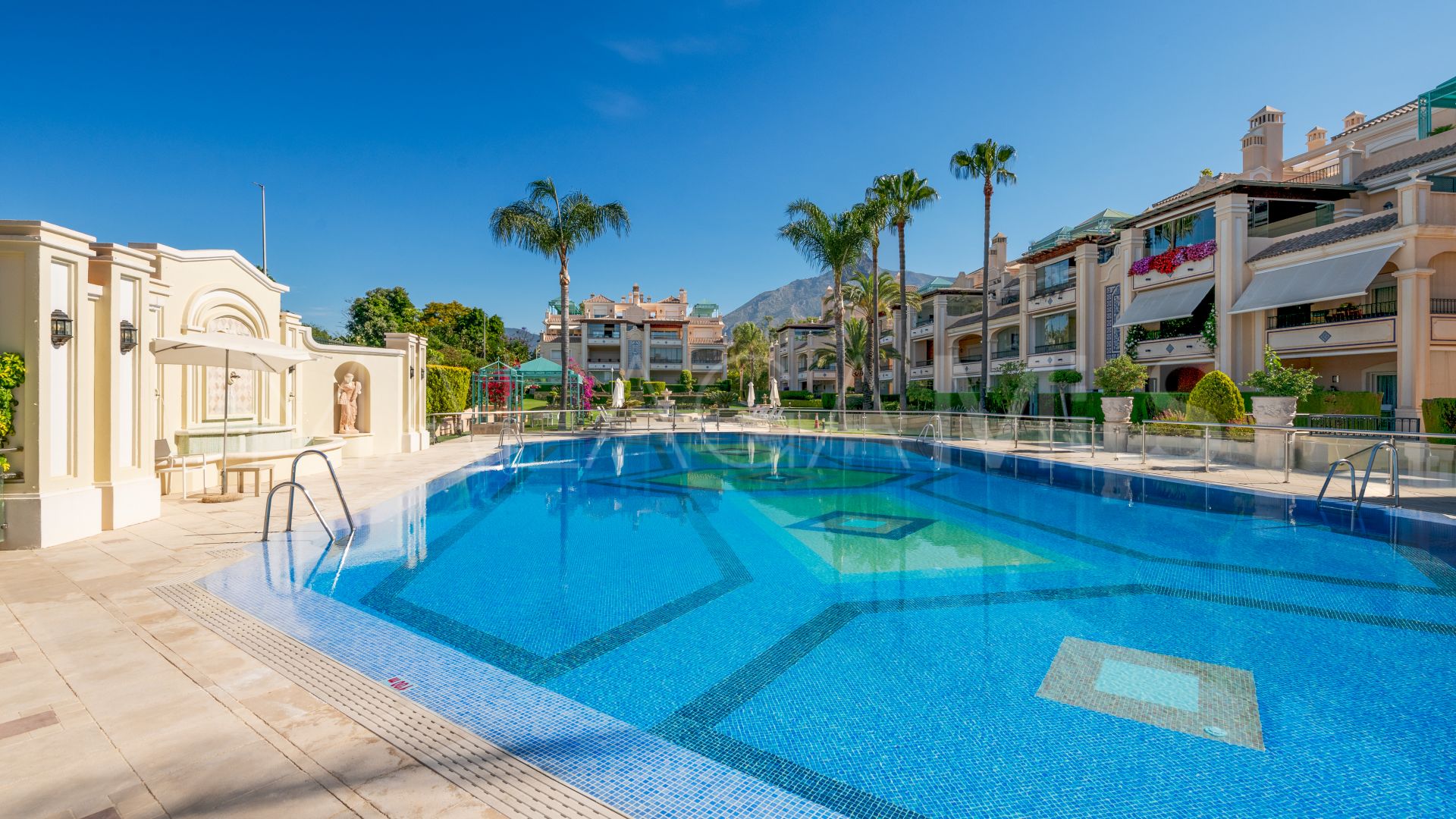 Lomas de Sierra Blanca apartment for sale