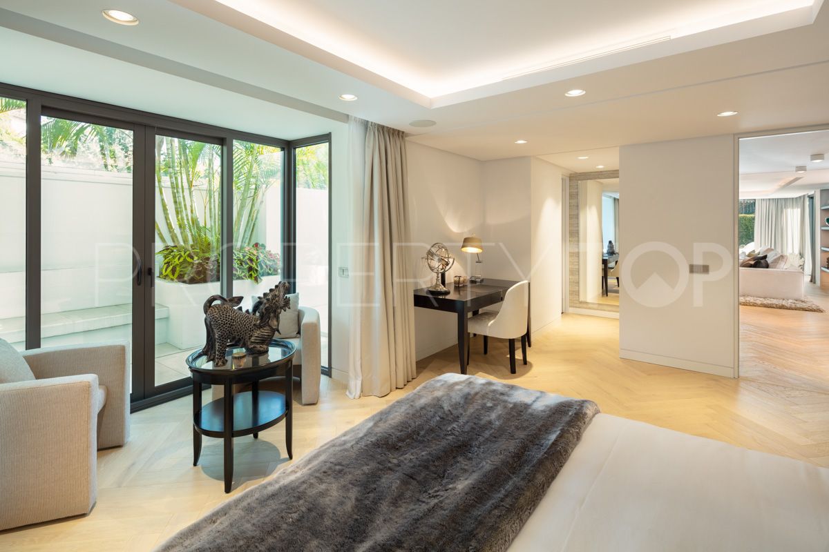 Buy villa in Puente Romano with 3 bedrooms