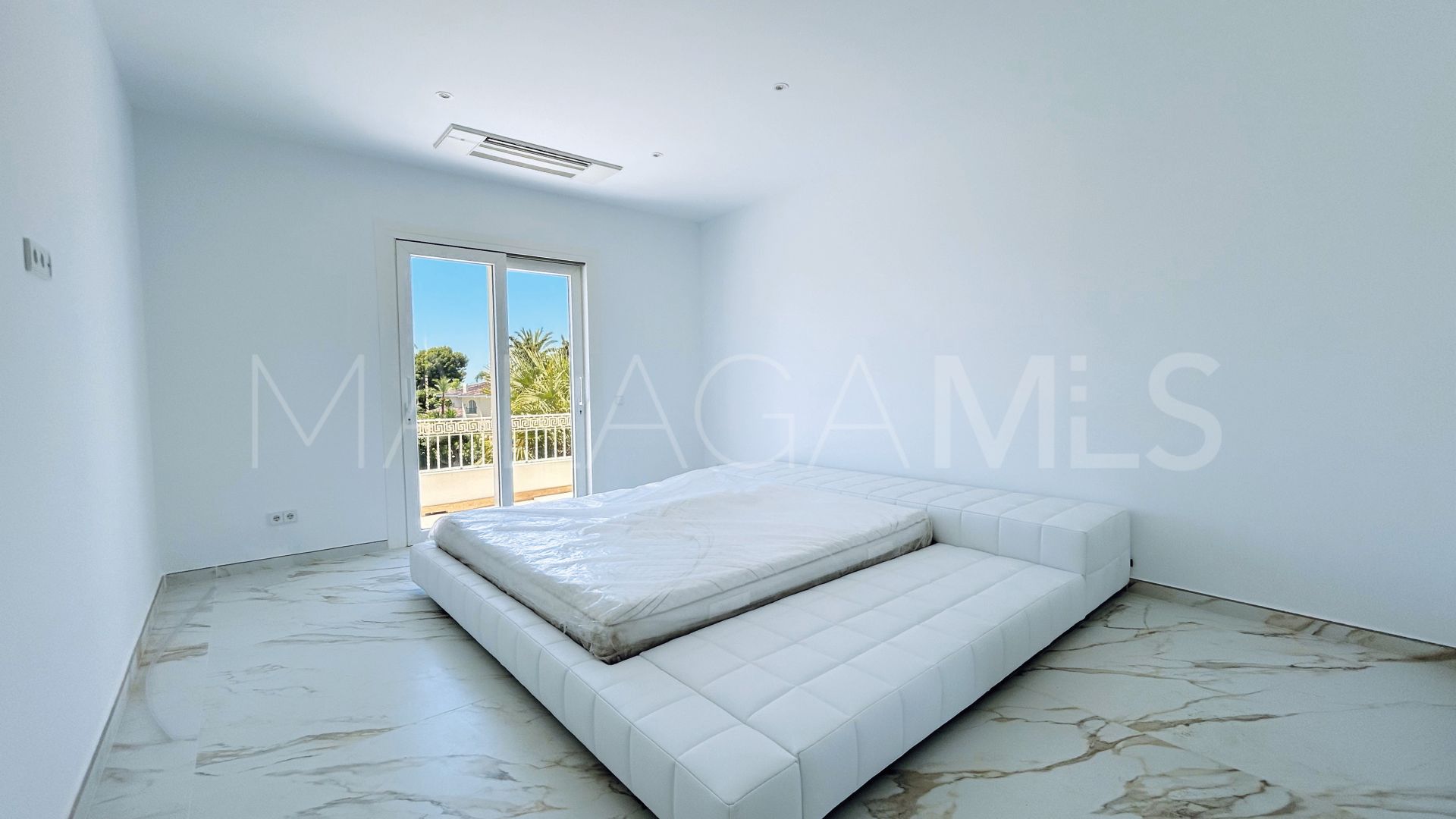 Villa for sale in Los Monteros