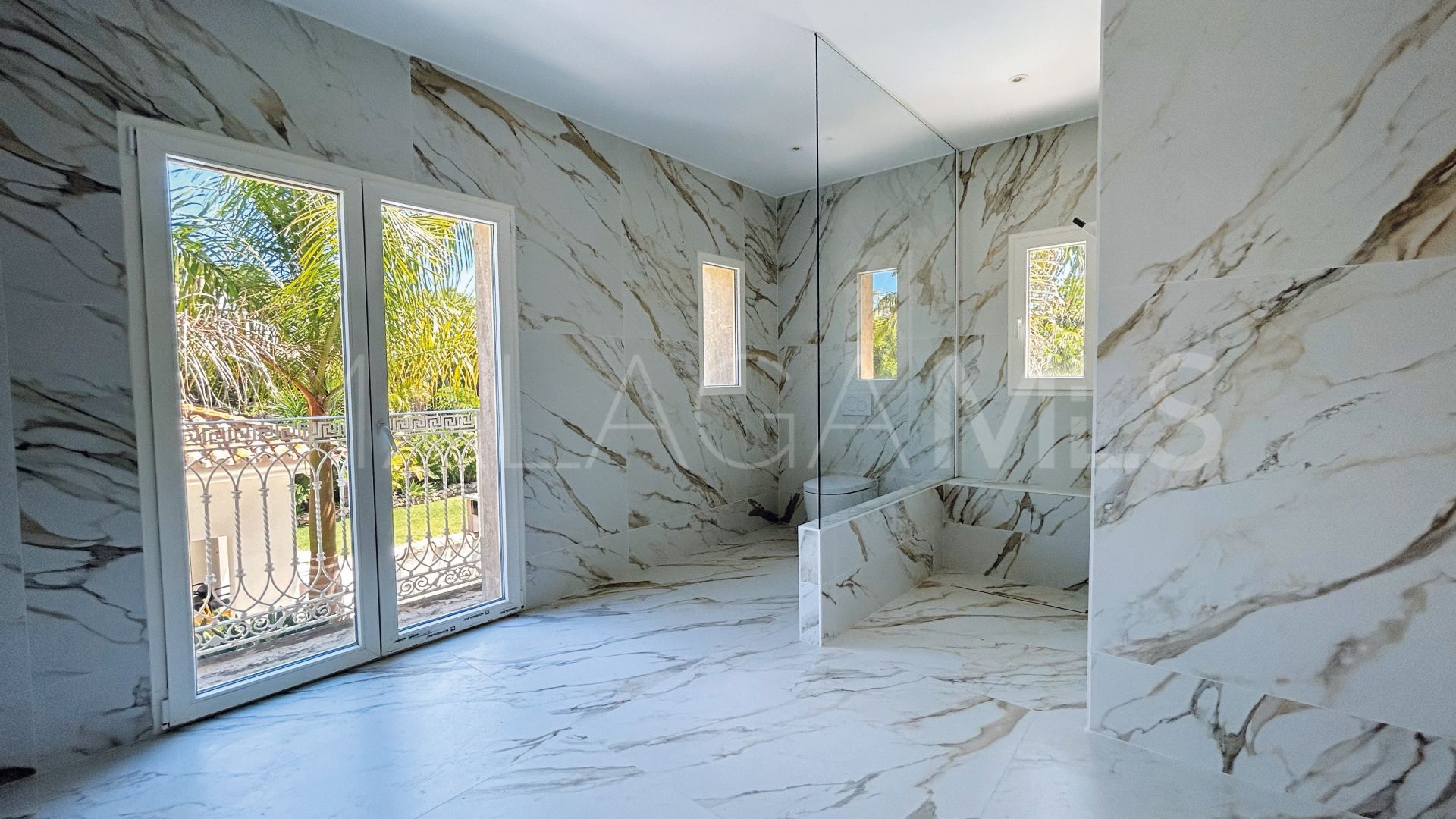 Villa for sale in Los Monteros