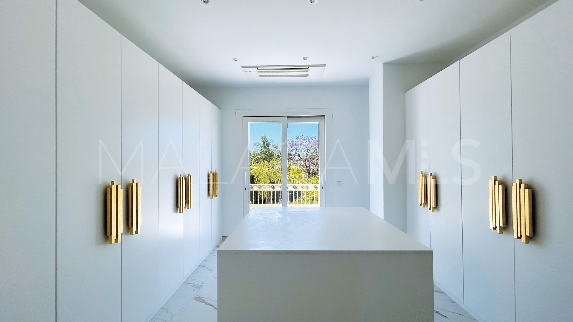 Villa for sale in Los Monteros