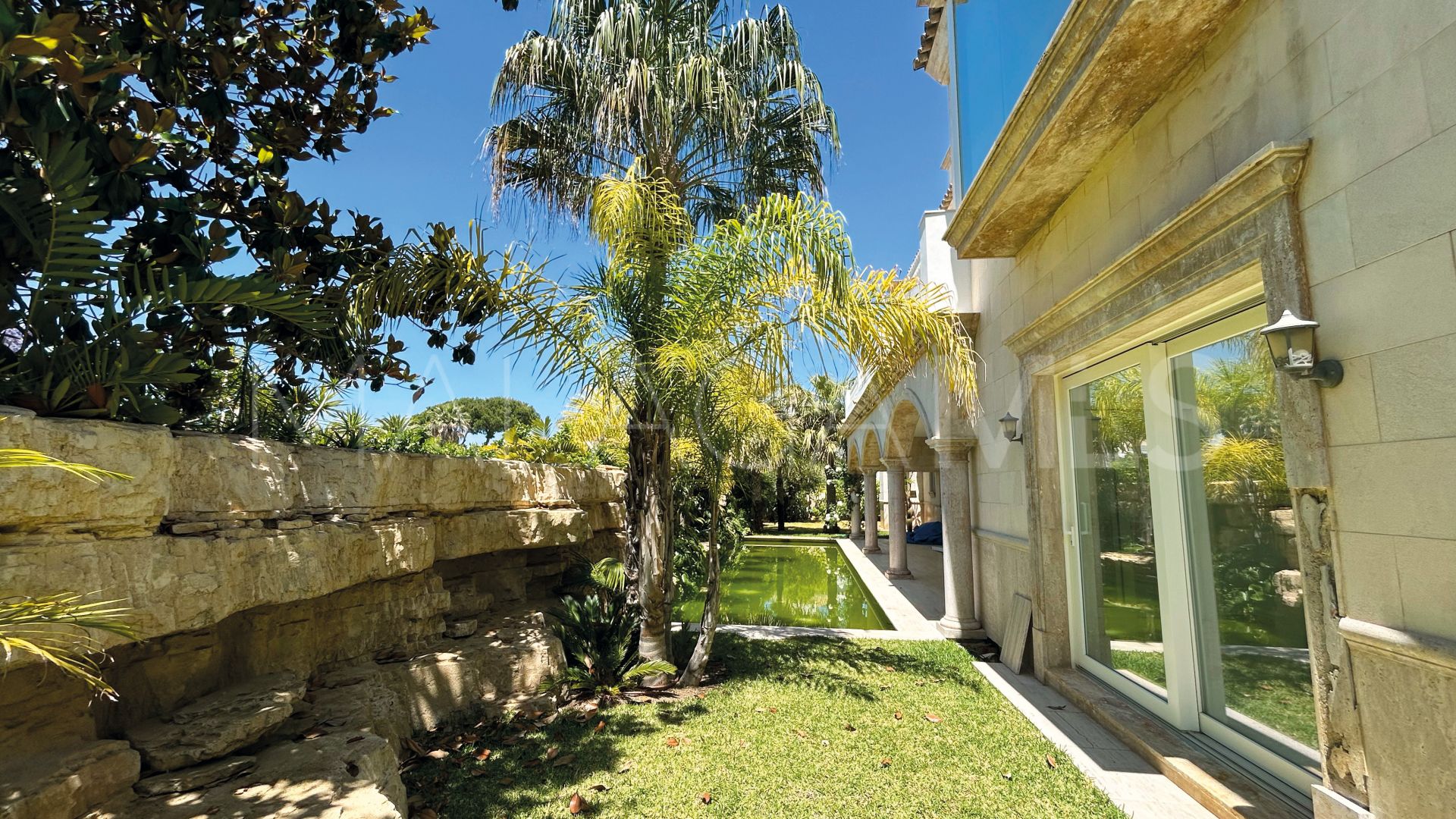 Villa for sale in Los Monteros