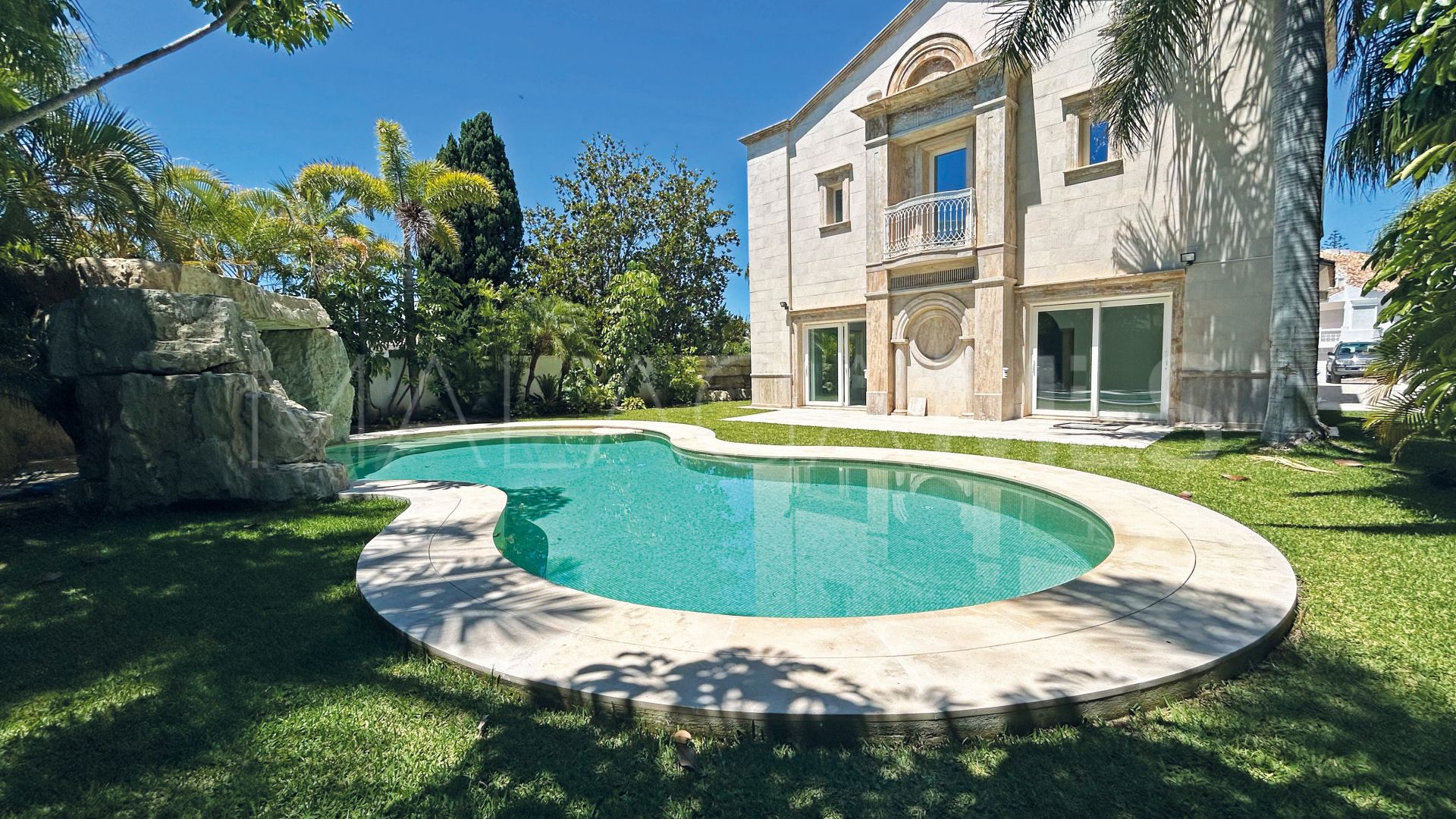 Villa for sale in Los Monteros