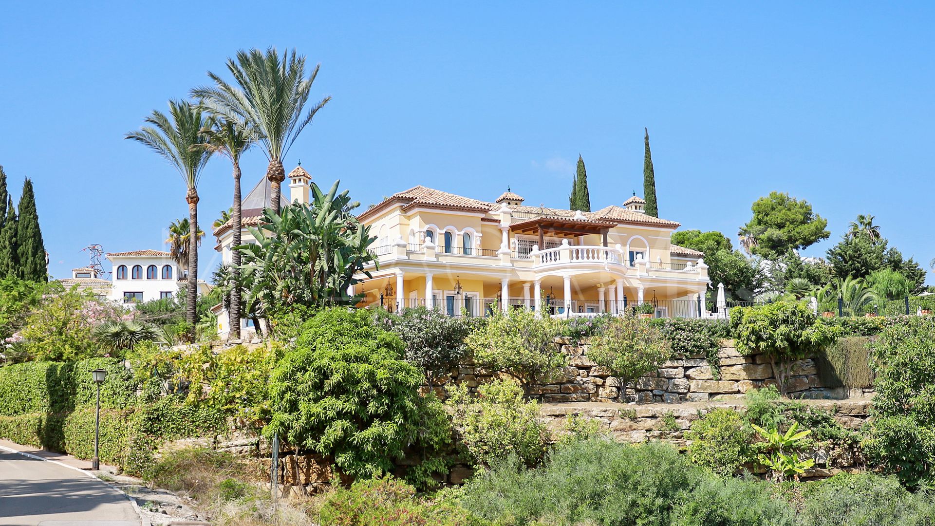 Villa for sale in Benahavis