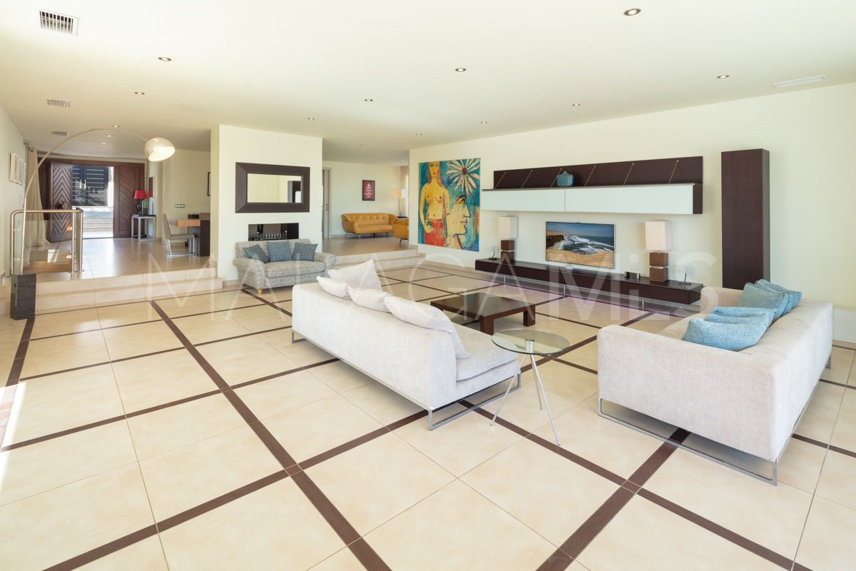 Villa for sale in Nueva Andalucia