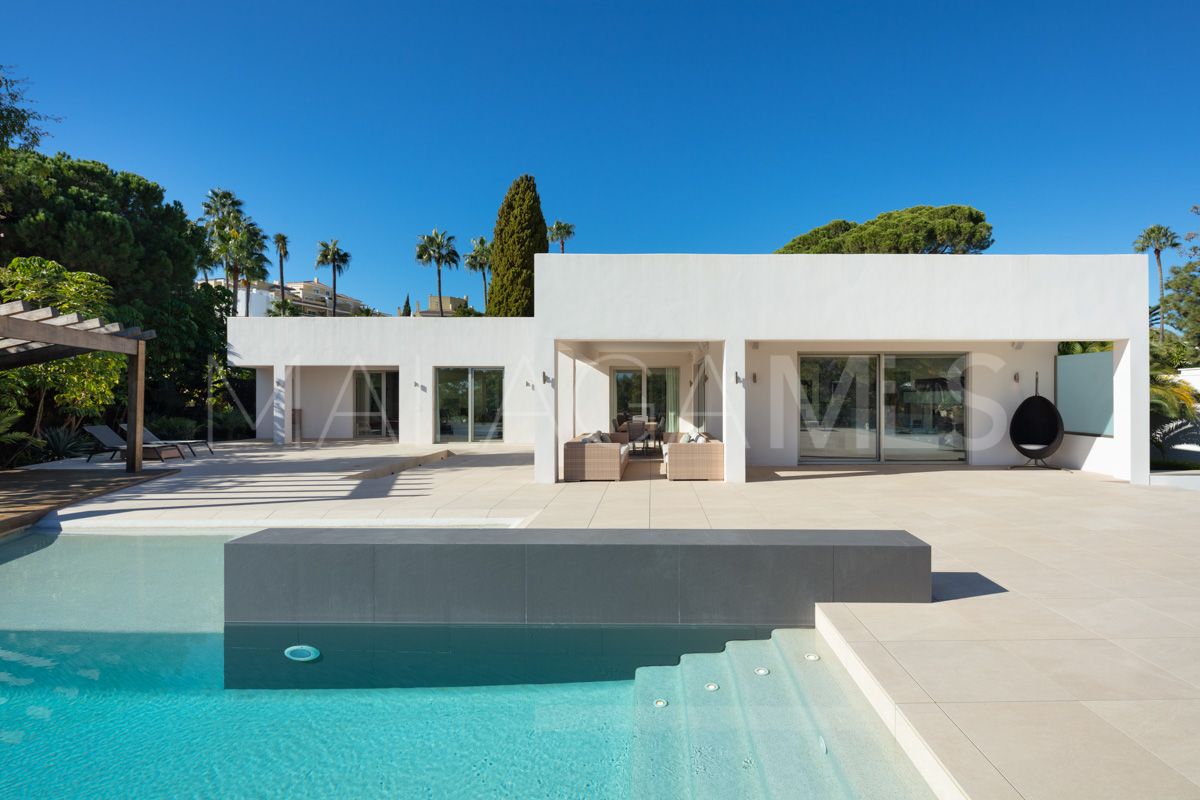 Villa for sale in Nueva Andalucia
