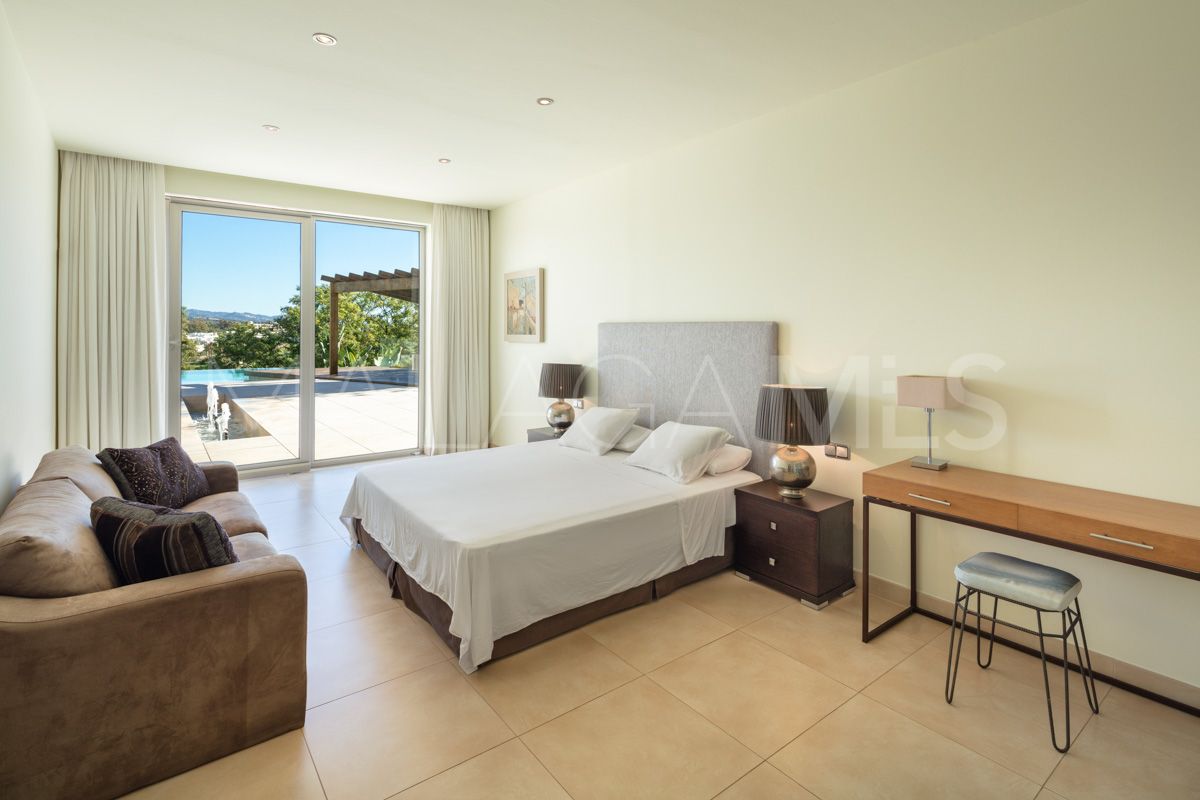 Villa for sale in Nueva Andalucia