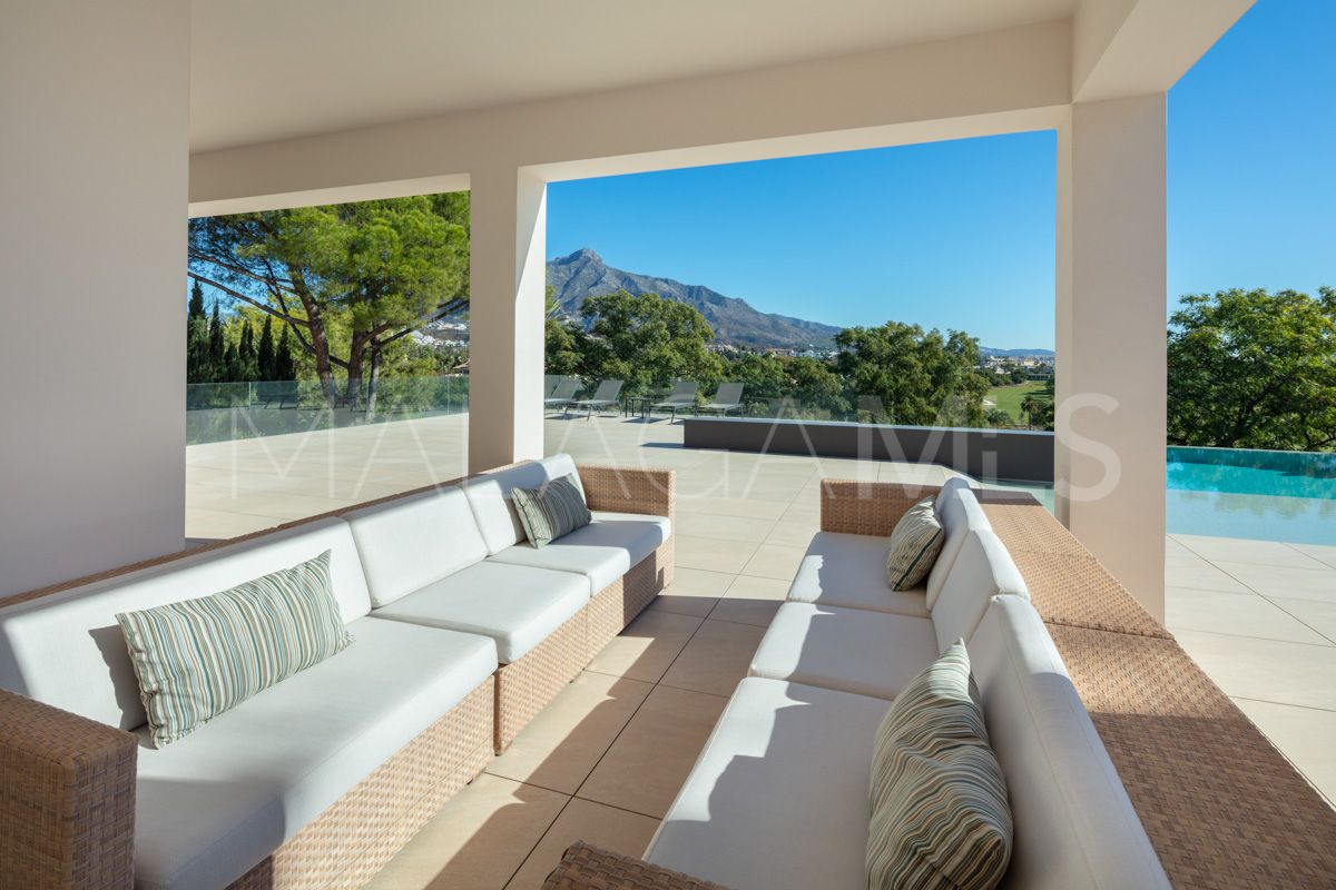 Villa for sale in Nueva Andalucia