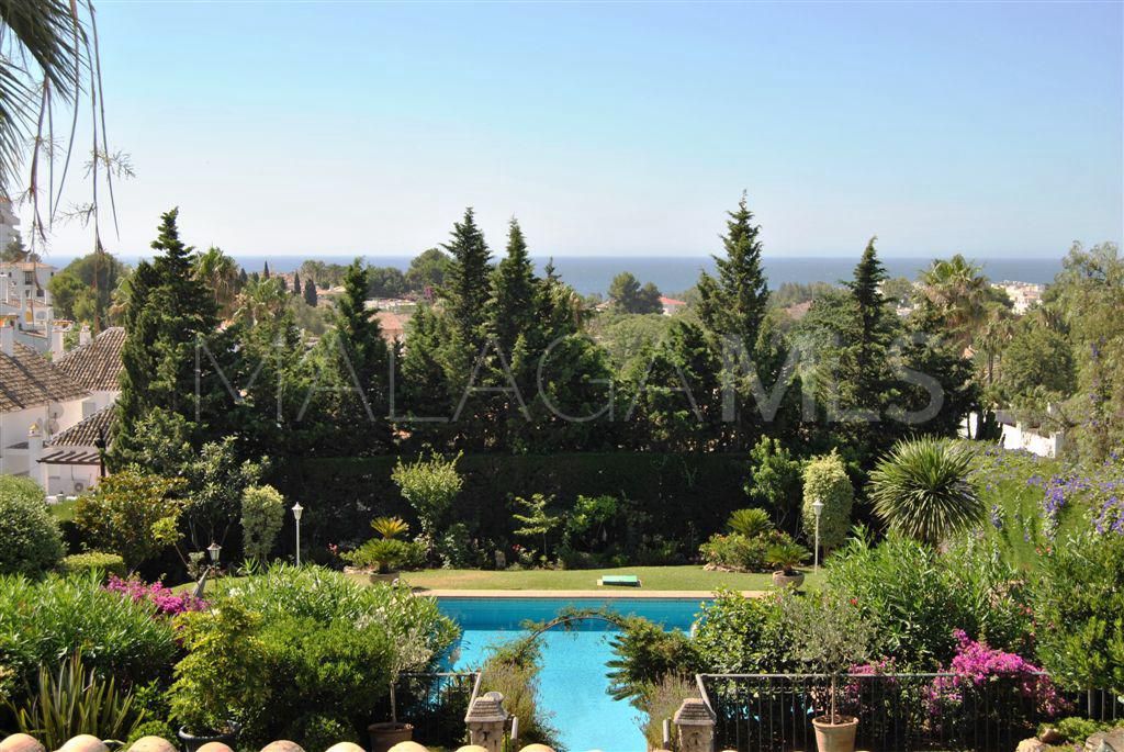 Villa for sale in Nueva Andalucia