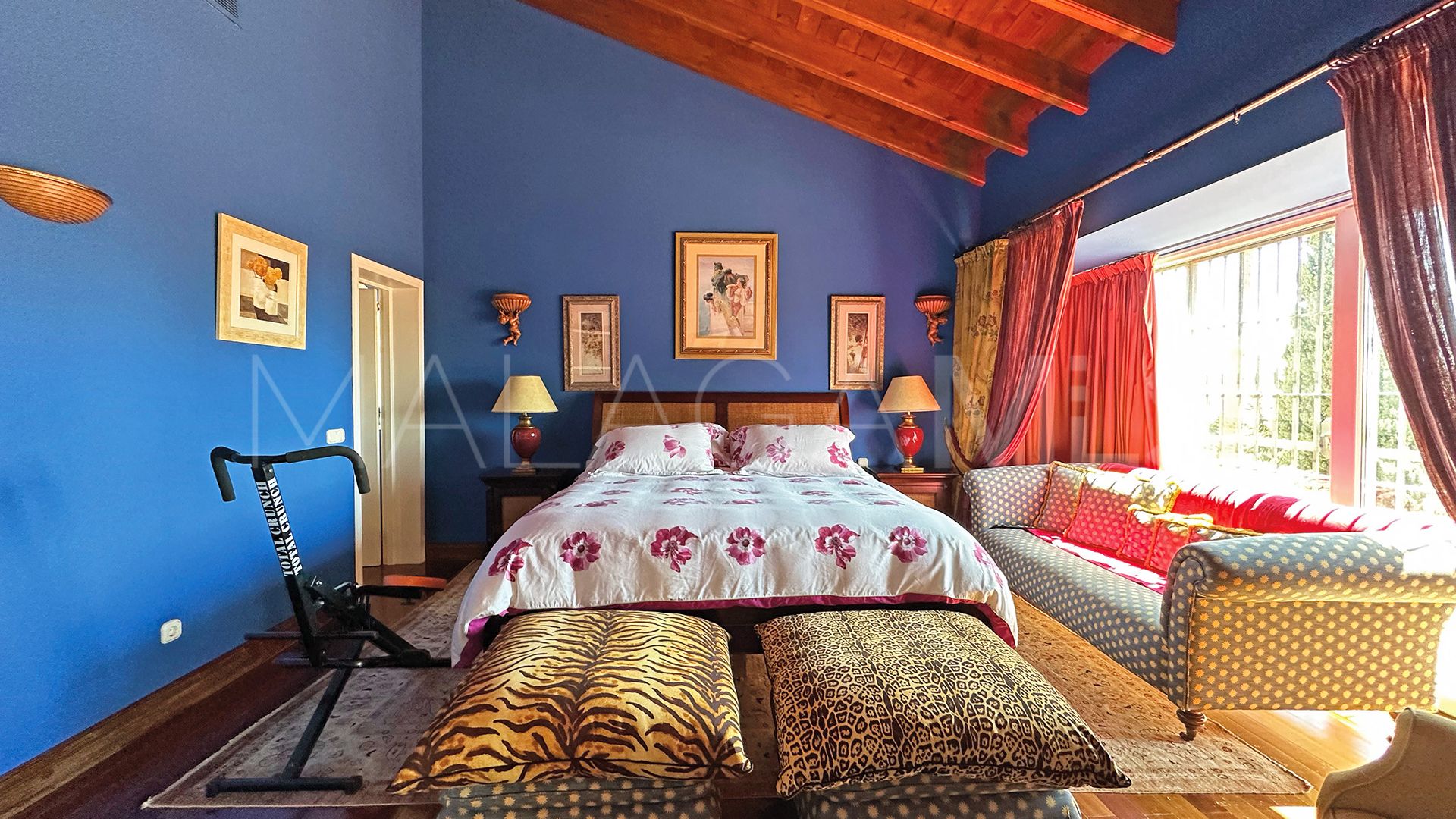 Villa for sale in Nueva Andalucia