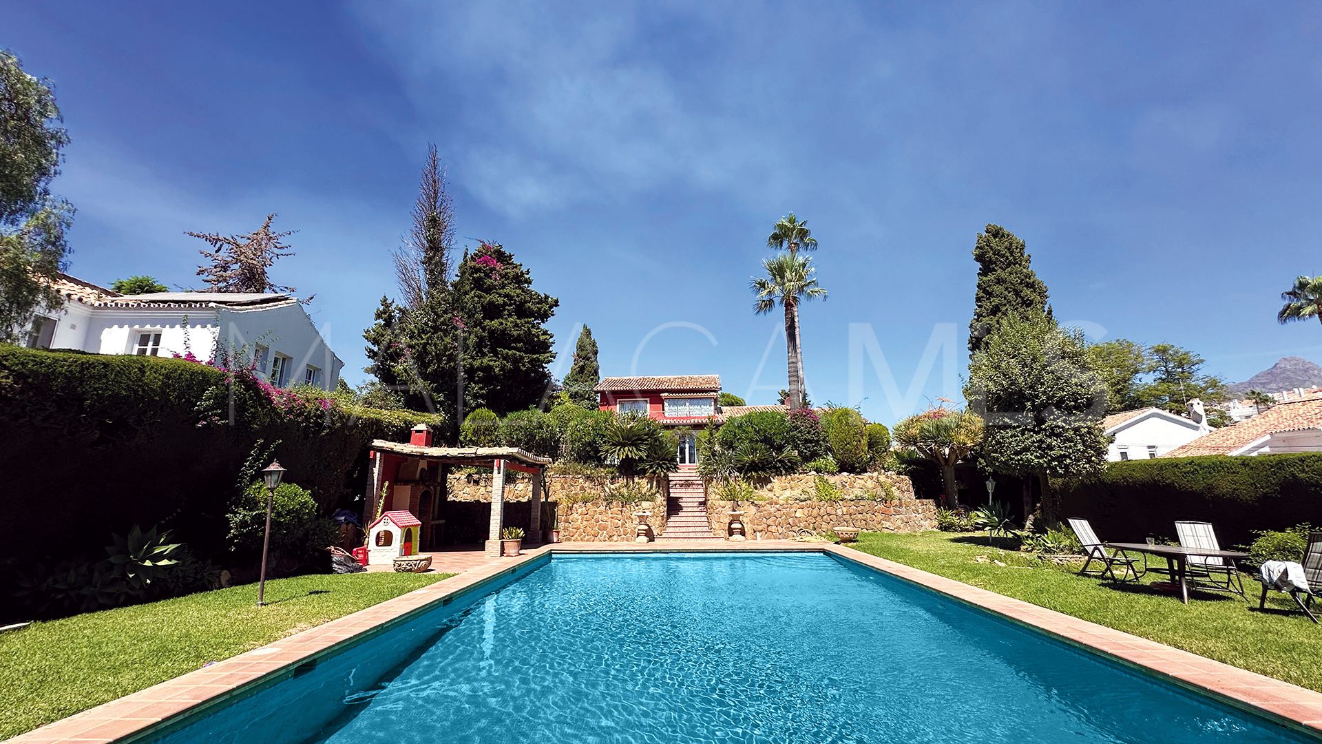 Villa for sale in Nueva Andalucia