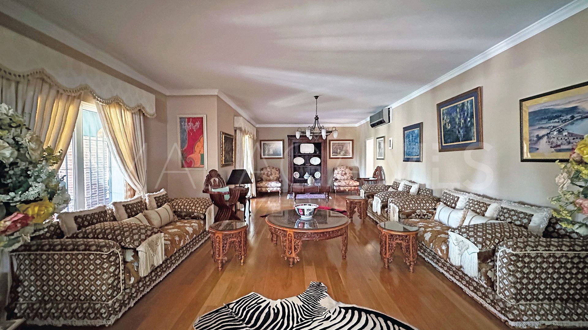 Villa for sale in Nueva Andalucia