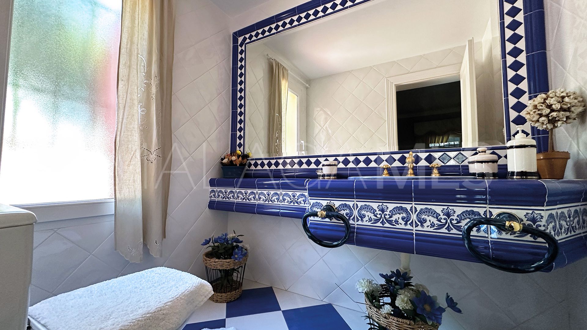 Villa for sale in Nueva Andalucia