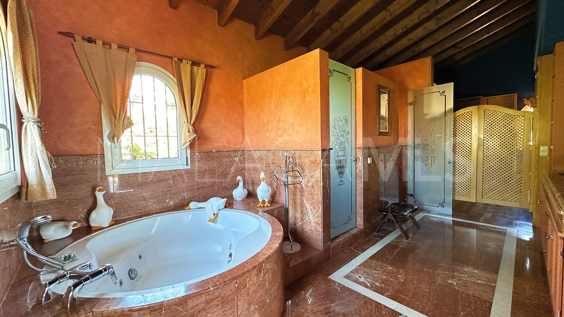 Villa for sale in Nueva Andalucia