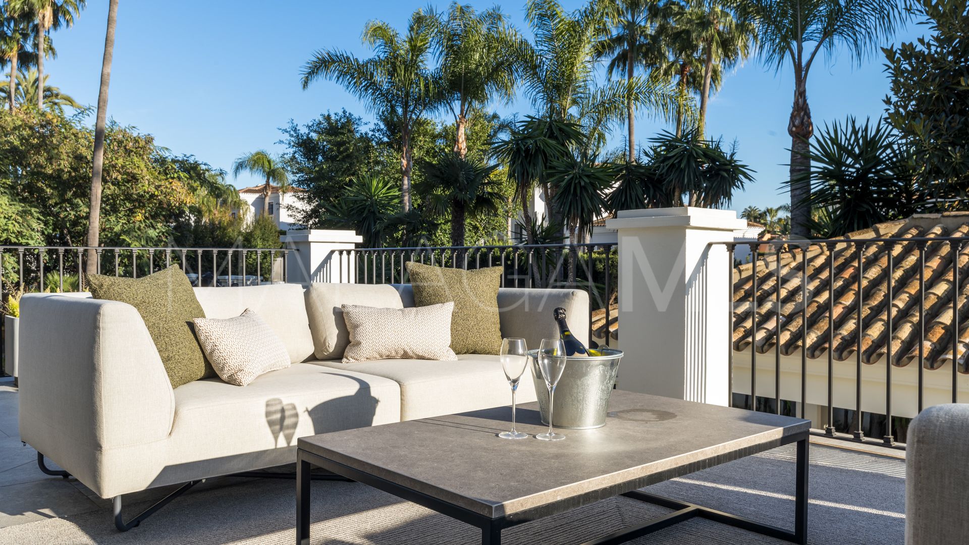 Villa for sale in Nueva Andalucia