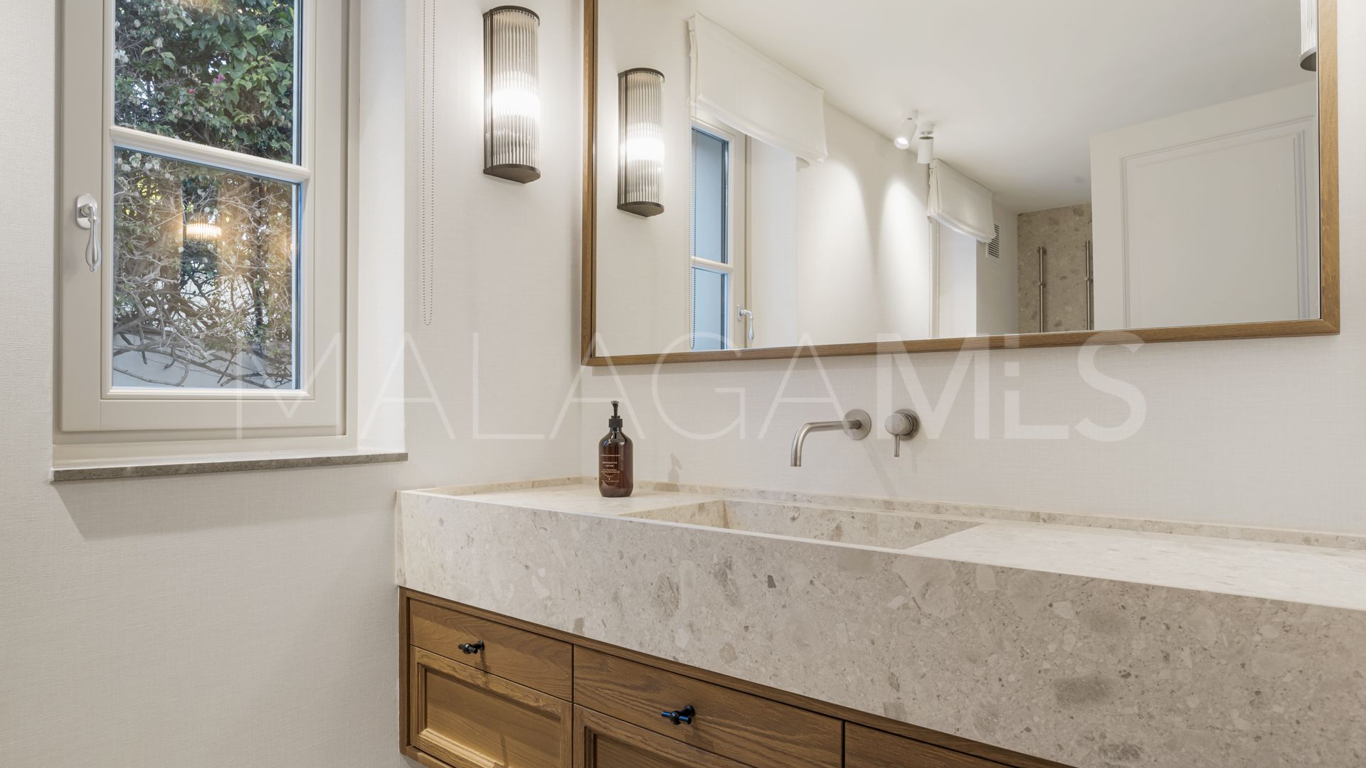 Villa for sale in Nueva Andalucia
