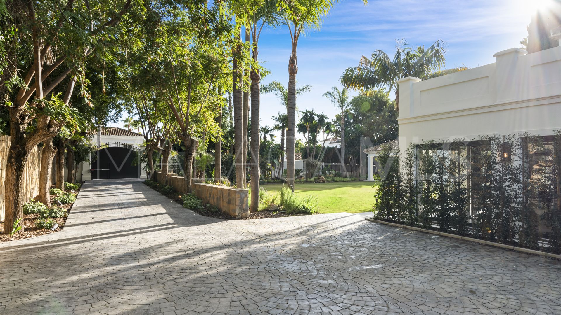 Villa for sale in Nueva Andalucia