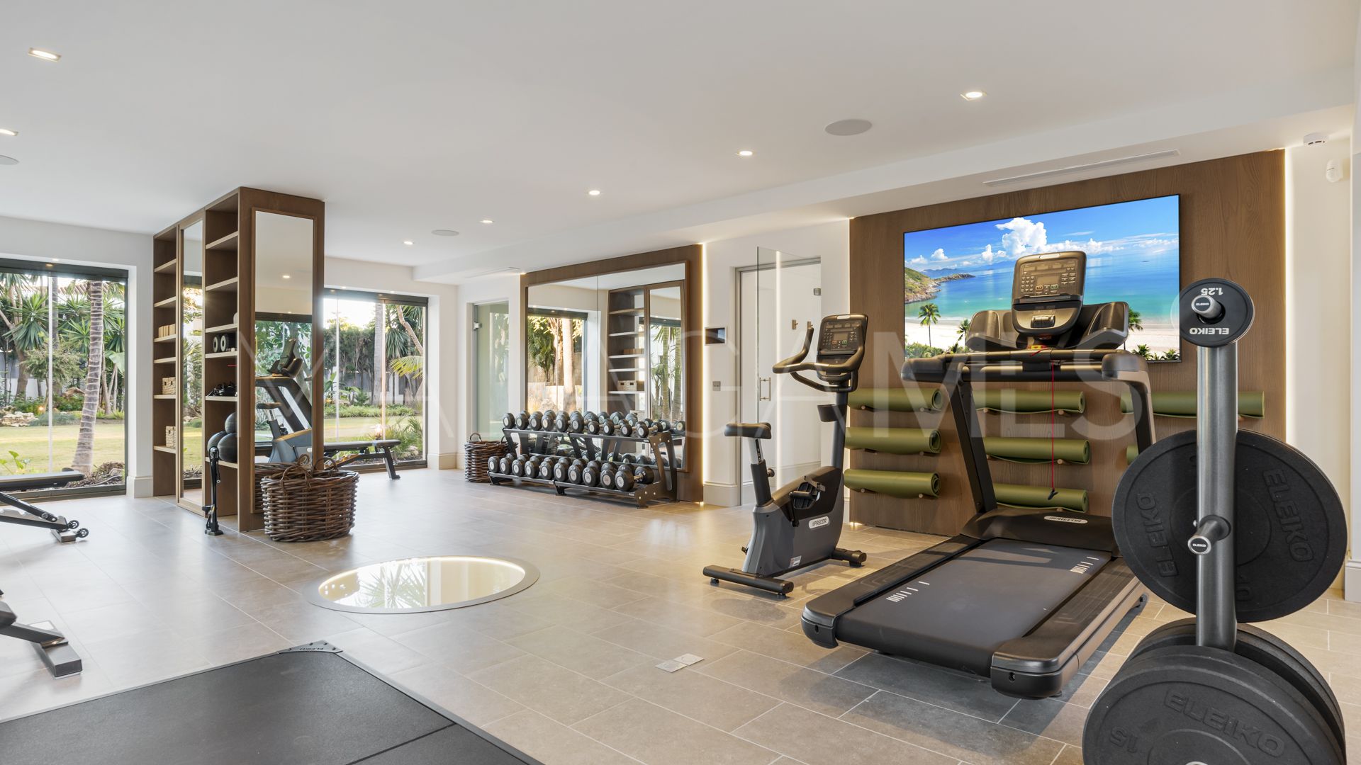 Villa for sale in Nueva Andalucia