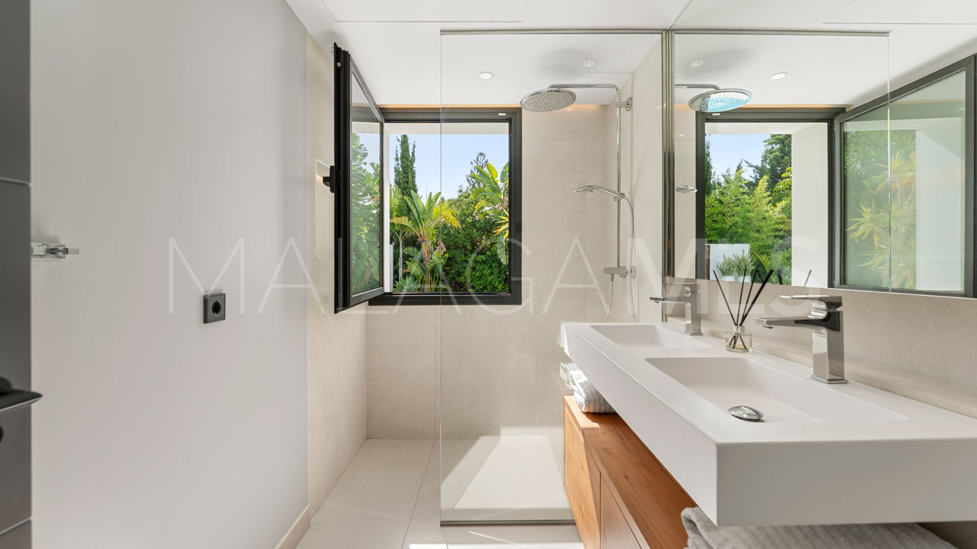 Villa for sale in Las Brisas
