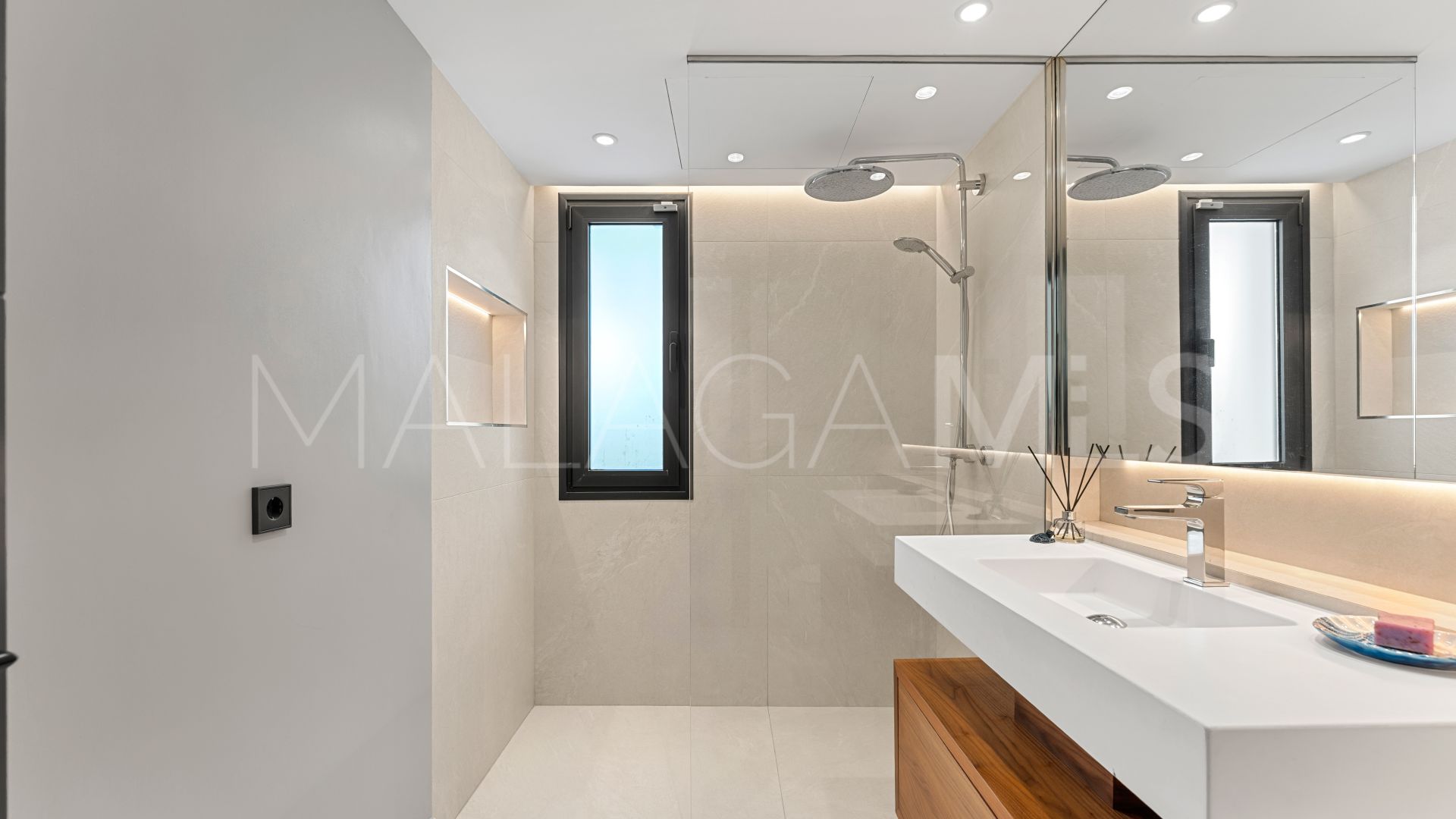Villa for sale in Las Brisas
