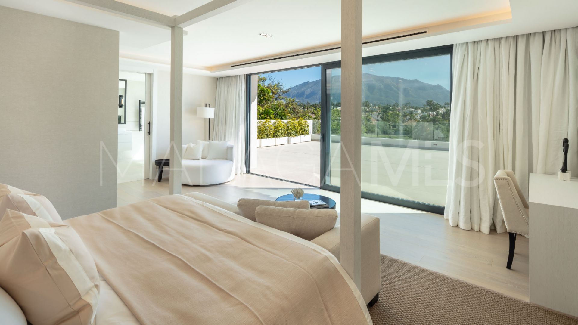 Villa for sale in Nueva Andalucia