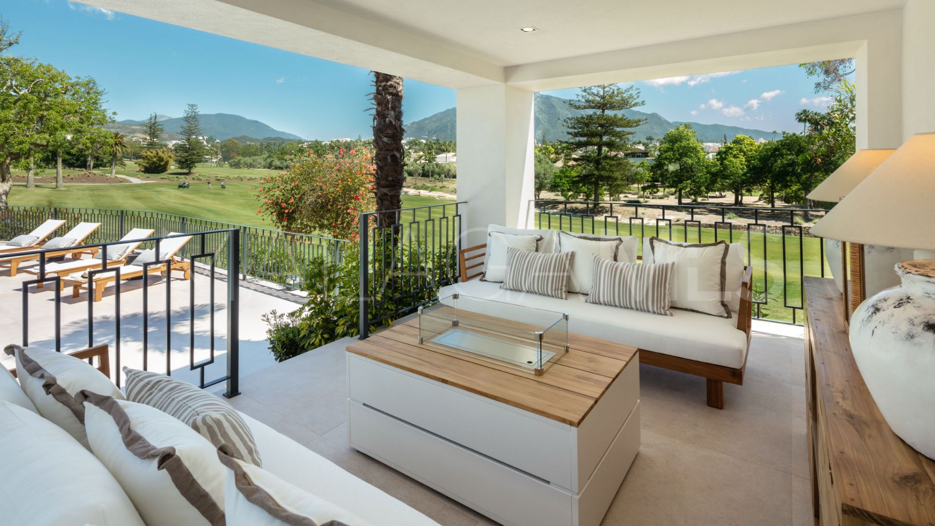 Villa for sale in Nueva Andalucia