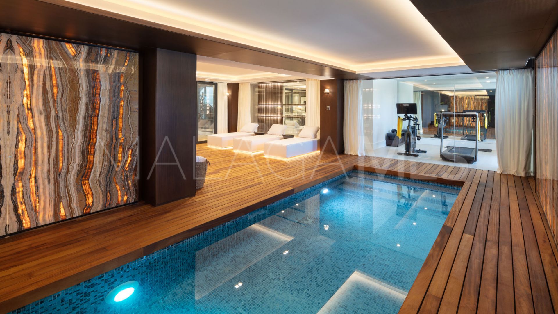 Villa for sale in Nueva Andalucia