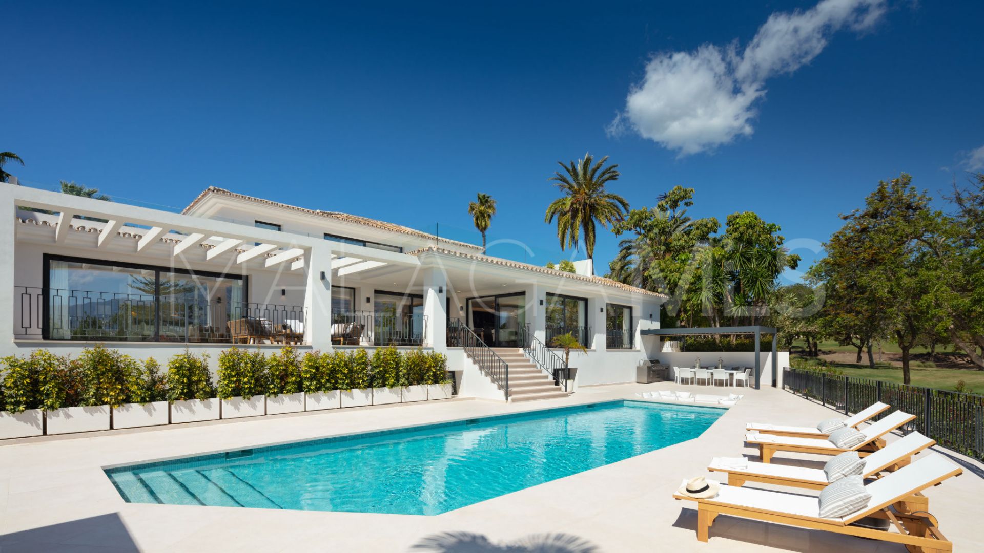 Villa for sale in Nueva Andalucia