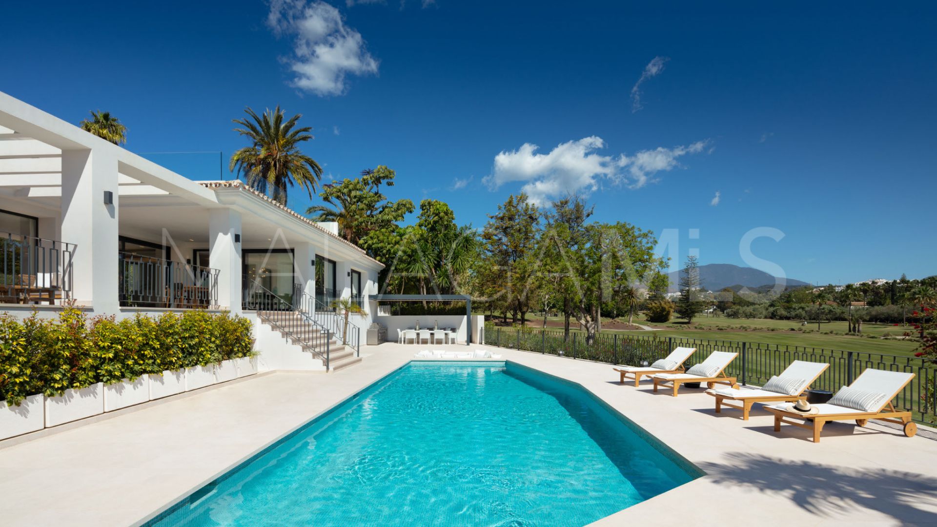 Villa for sale in Nueva Andalucia